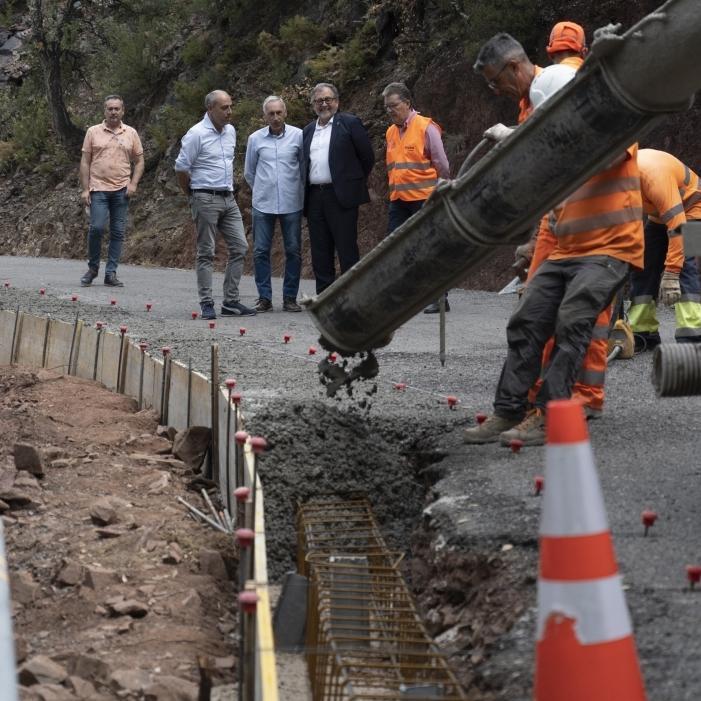 La Diputación de Castellón acomete los trabajos de reasfaltado y mejora de la CV-200 entre Ahín y Almedíjar para incrementar la seguridad vial