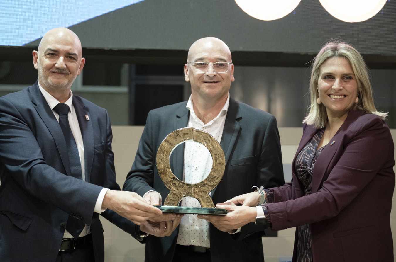 Marta Barrachina ensalza la innovación, el desarrollo tecnológico y la calidad del clúster cerámico en el Premio Alfa de Oro