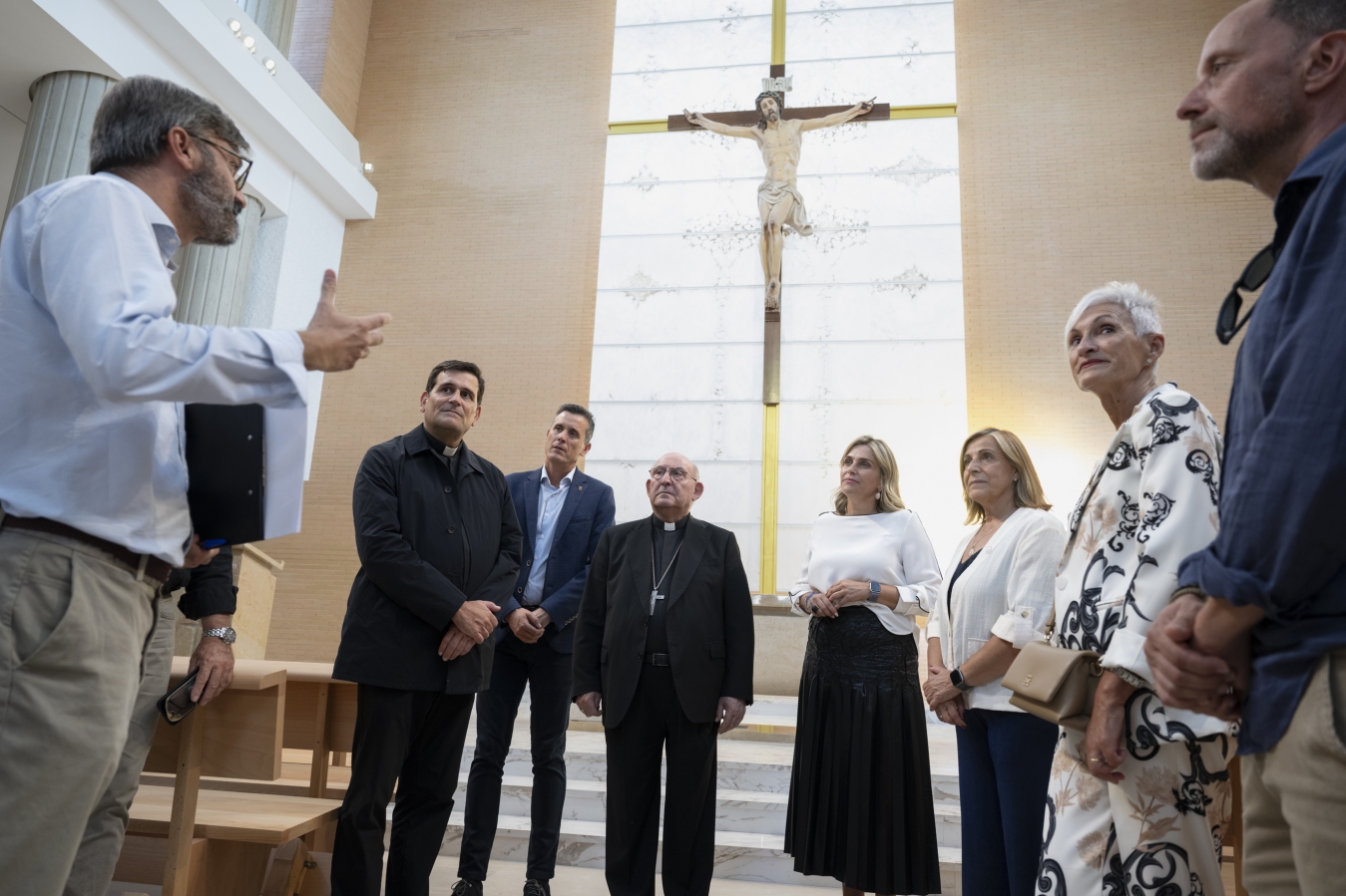 Marta Barrachina visita els últims detalls de l'església de San Juan Pablo II de Benicàssim abans de la consagració